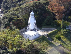 上空から姫埼灯台を望む