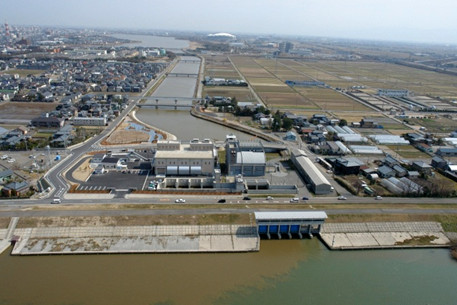 【開発が進む鳥屋野潟周辺と親松排水機場】